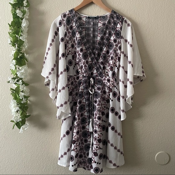 NWOT Boohoo Ivory & Maroon Ornate Aztec Tassel Flutter Sleeve Mini Dress - Picture 2 of 12
